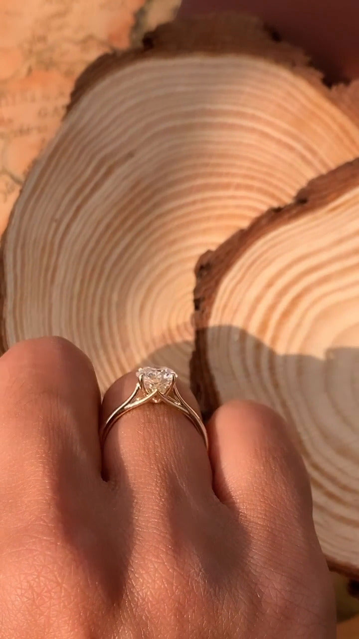 Lavinia Moissanite Ring