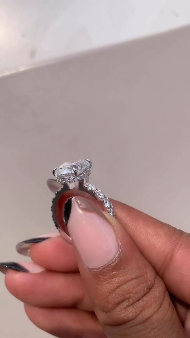 Leandra Oval Ring