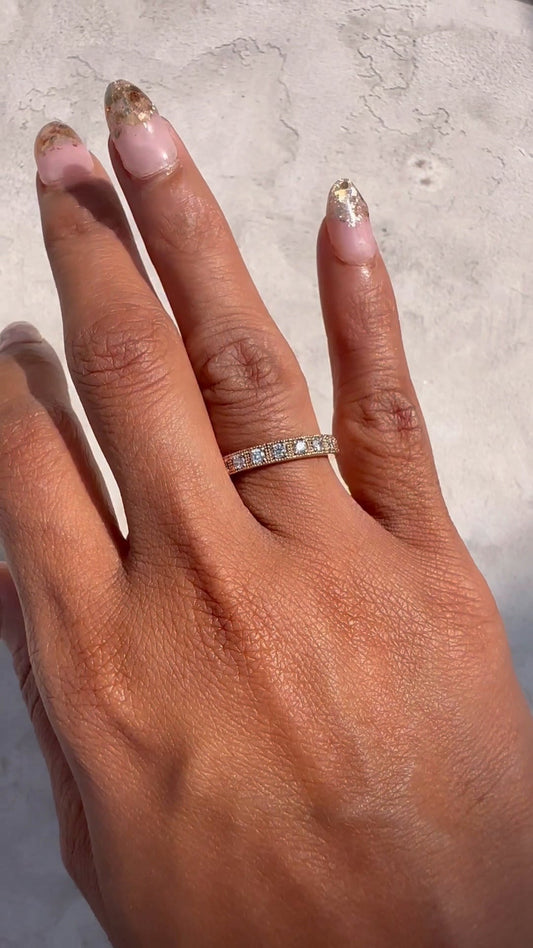 Clara Round Band