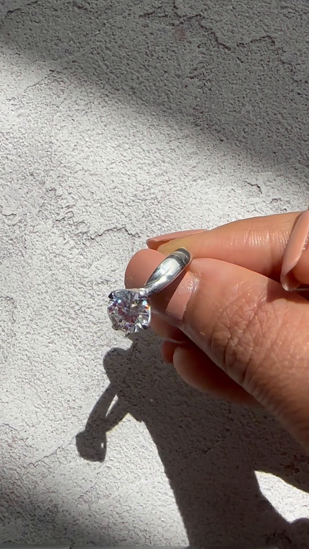 Round Solitaire Engagement Ringa